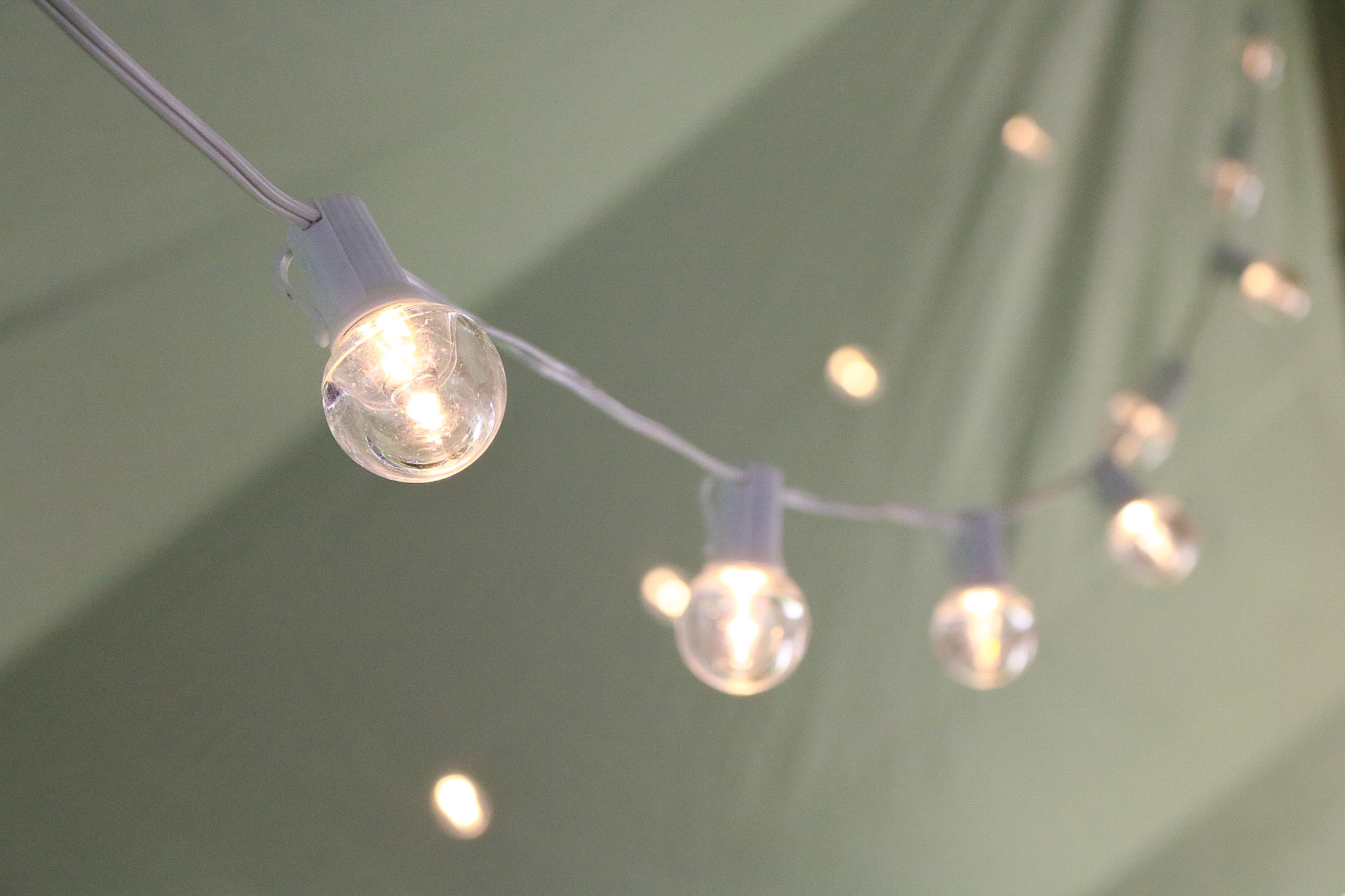 Outdoor party checklist - bistro lighting